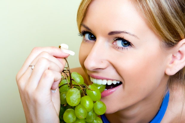 grapes eating woman