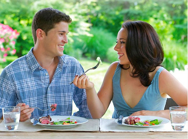 lovers eating food